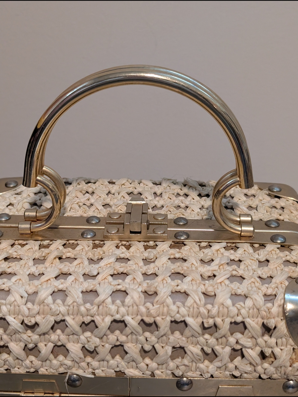 Vintage Beige Leather Shoulder Bag with Zip Pocket - Picture 8 of 15